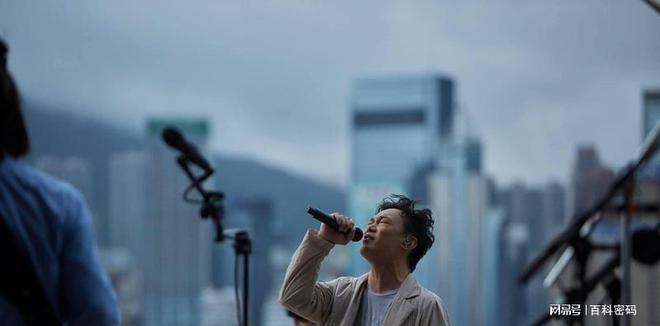 跨界歌王陈奕迅_跨年演唱会陈奕迅_陈奕迅参加国际歌手评论活动，跨界引发讨论